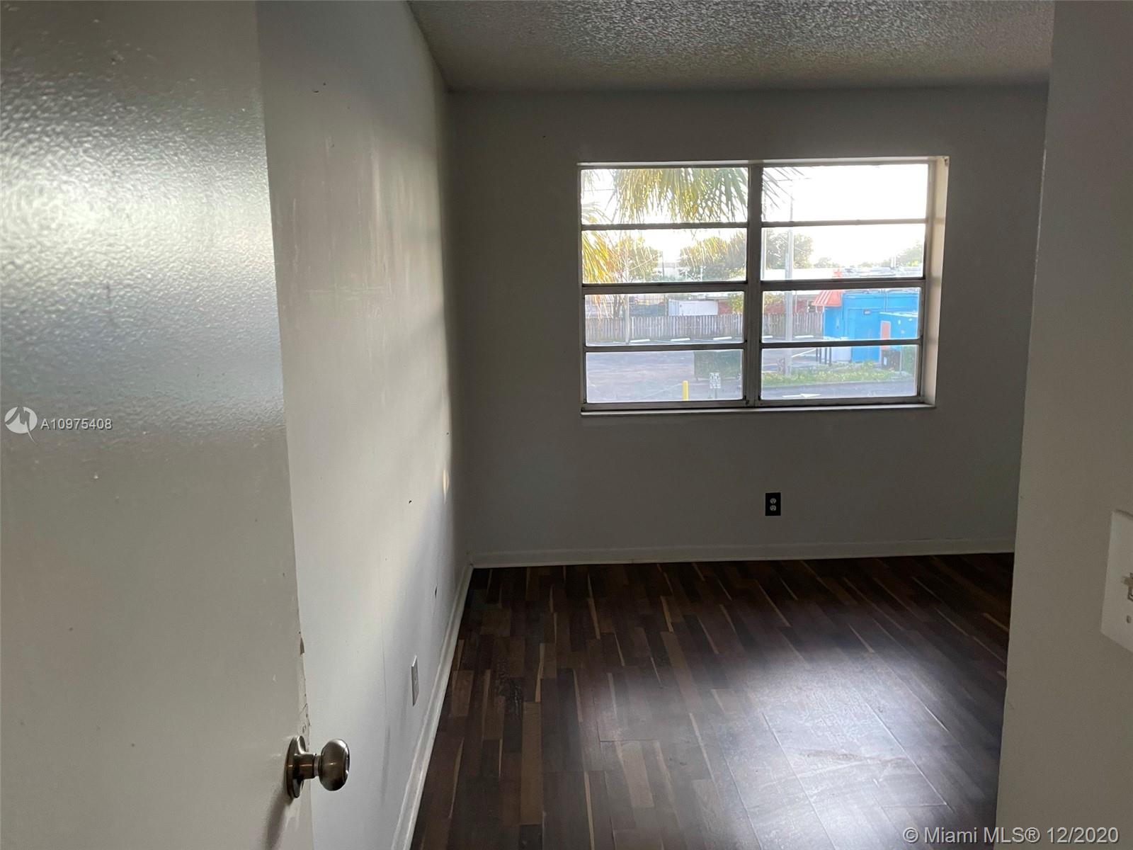 COURTS AT OAKLAND PARK (T - Residential Lease