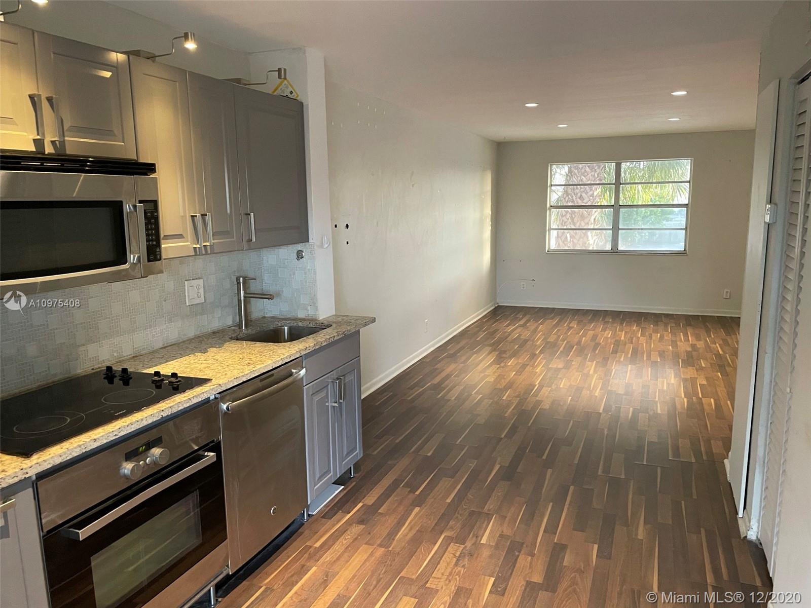 COURTS AT OAKLAND PARK (T - Residential Lease