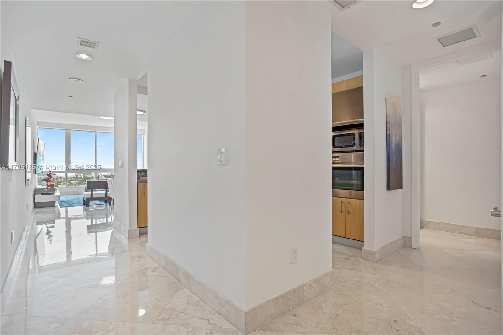 CONTINUUM ON SOUTH BEACH - Residential