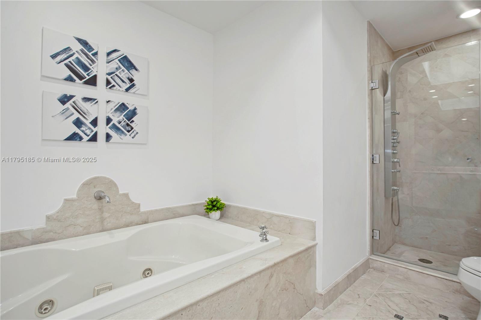 CONTINUUM ON SOUTH BEACH - Residential