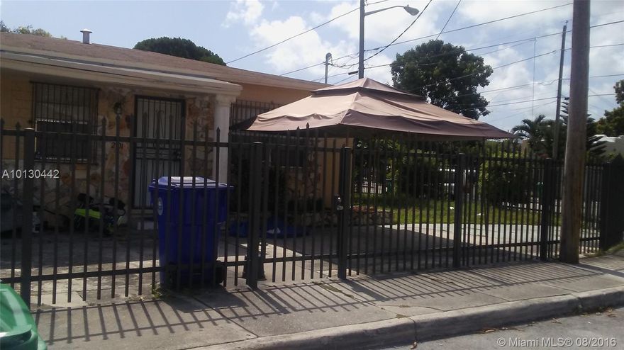 Great Allapata Property. Large Fenced Yard. Non Conforming Duplex 2/1 and 2/1 . Currently rented for $2000 per month. Rents can be increased to $2500.  DO NOT DISTURB TENANTS. VIEW BY APPOINTMENT ONLY WITH 24 HOUR NOTICE