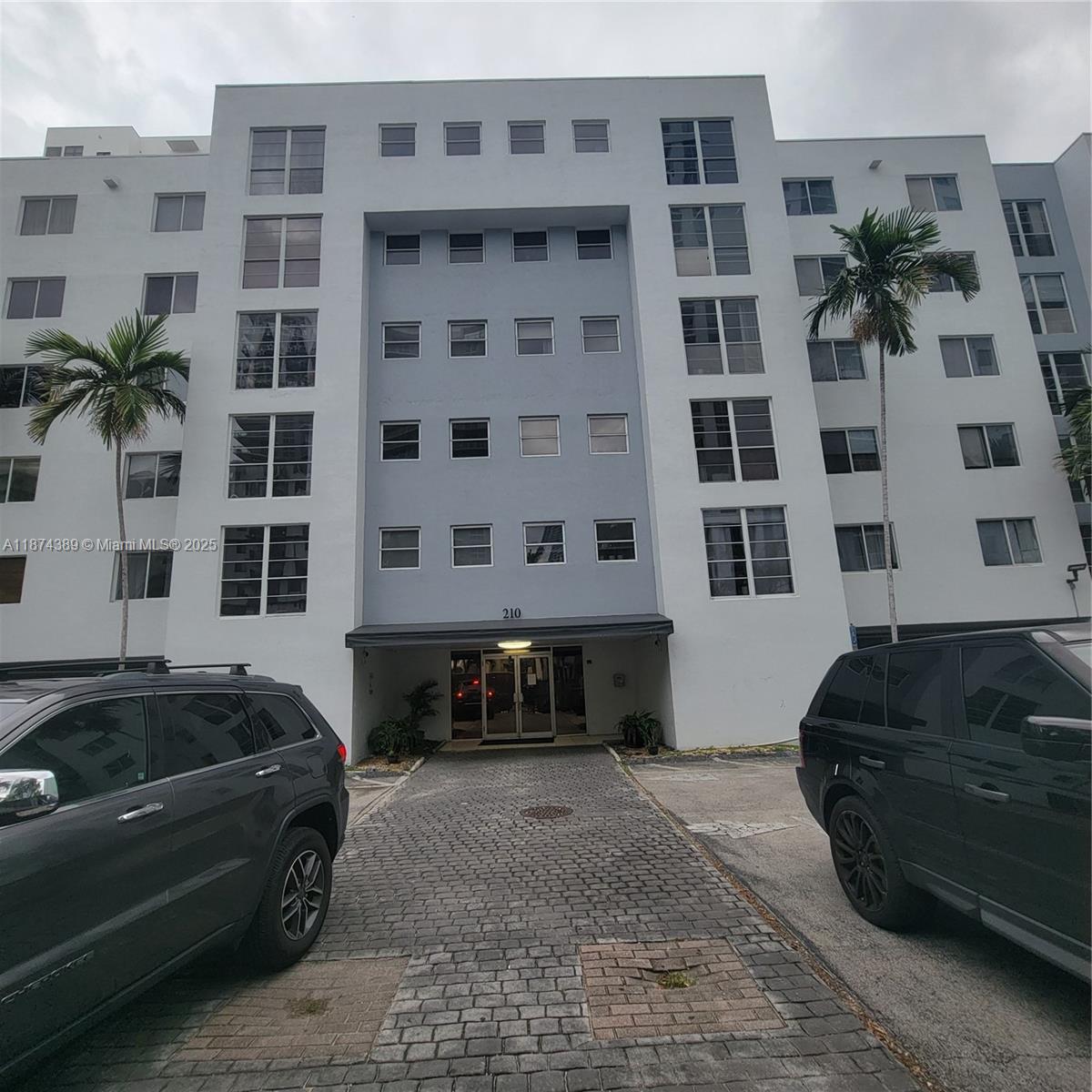 This nice 2/1 unit is located in the heart of the sought after Brickell/Downtown area.