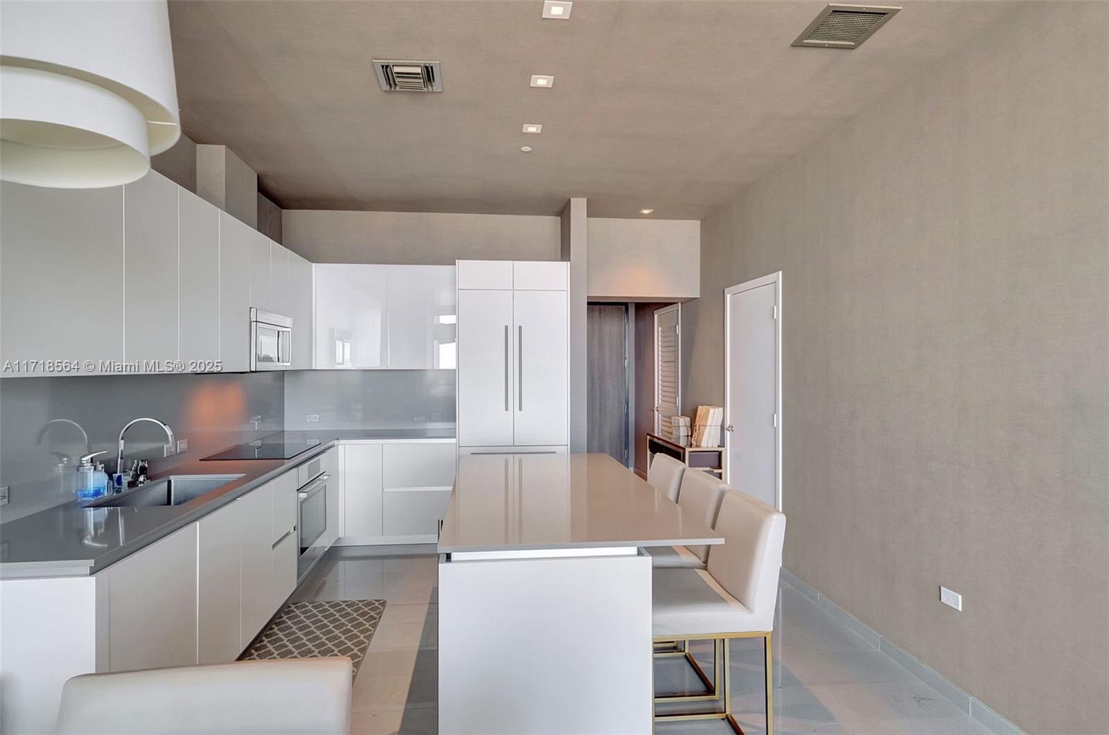 88 SW 7th St 4006
