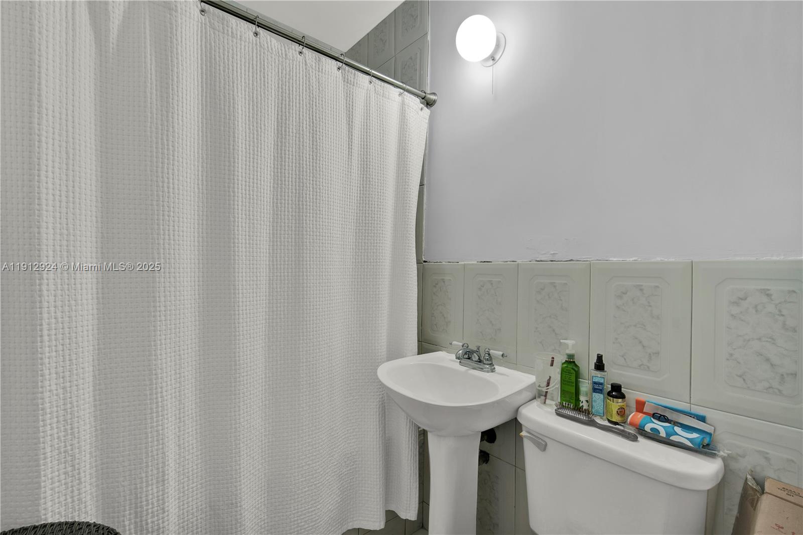 BREEZEVIEW MANORS - Residential Lease