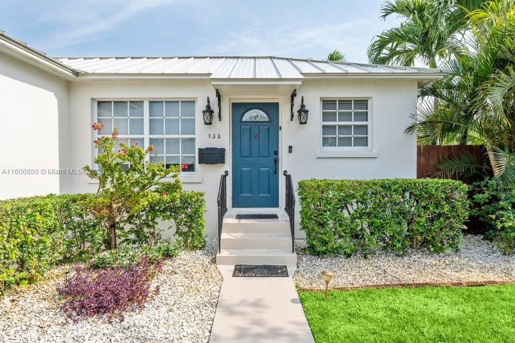 Photo of 732 Hunter St, West Palm Beach, FL 33405 (MLS # A11606850)