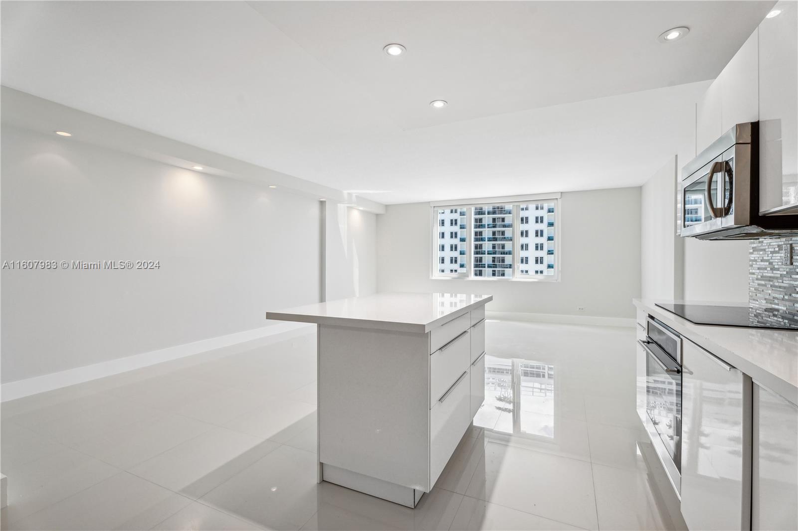 2301 Collins Ave 912