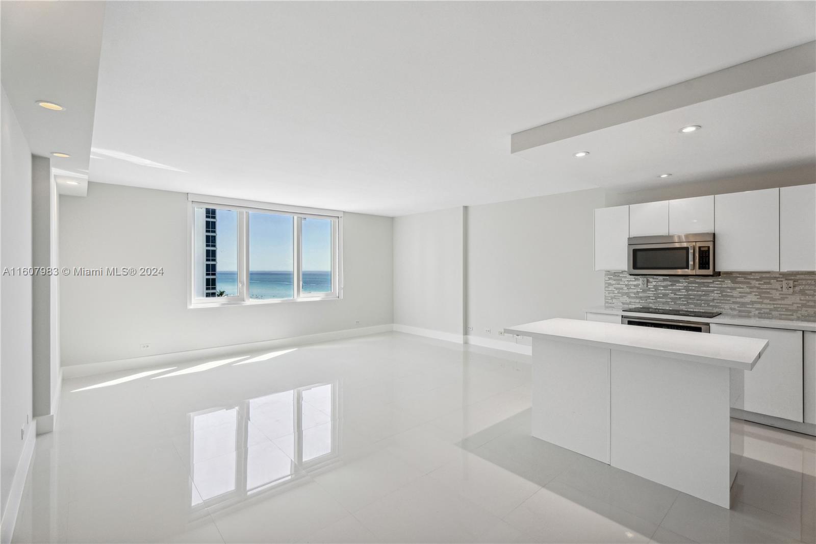 2301 Collins Ave 912