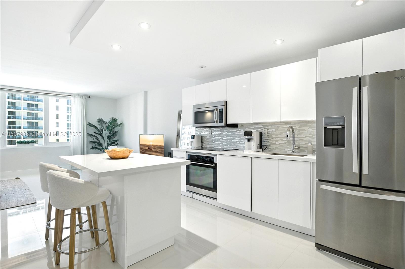 2301 Collins Ave 912
