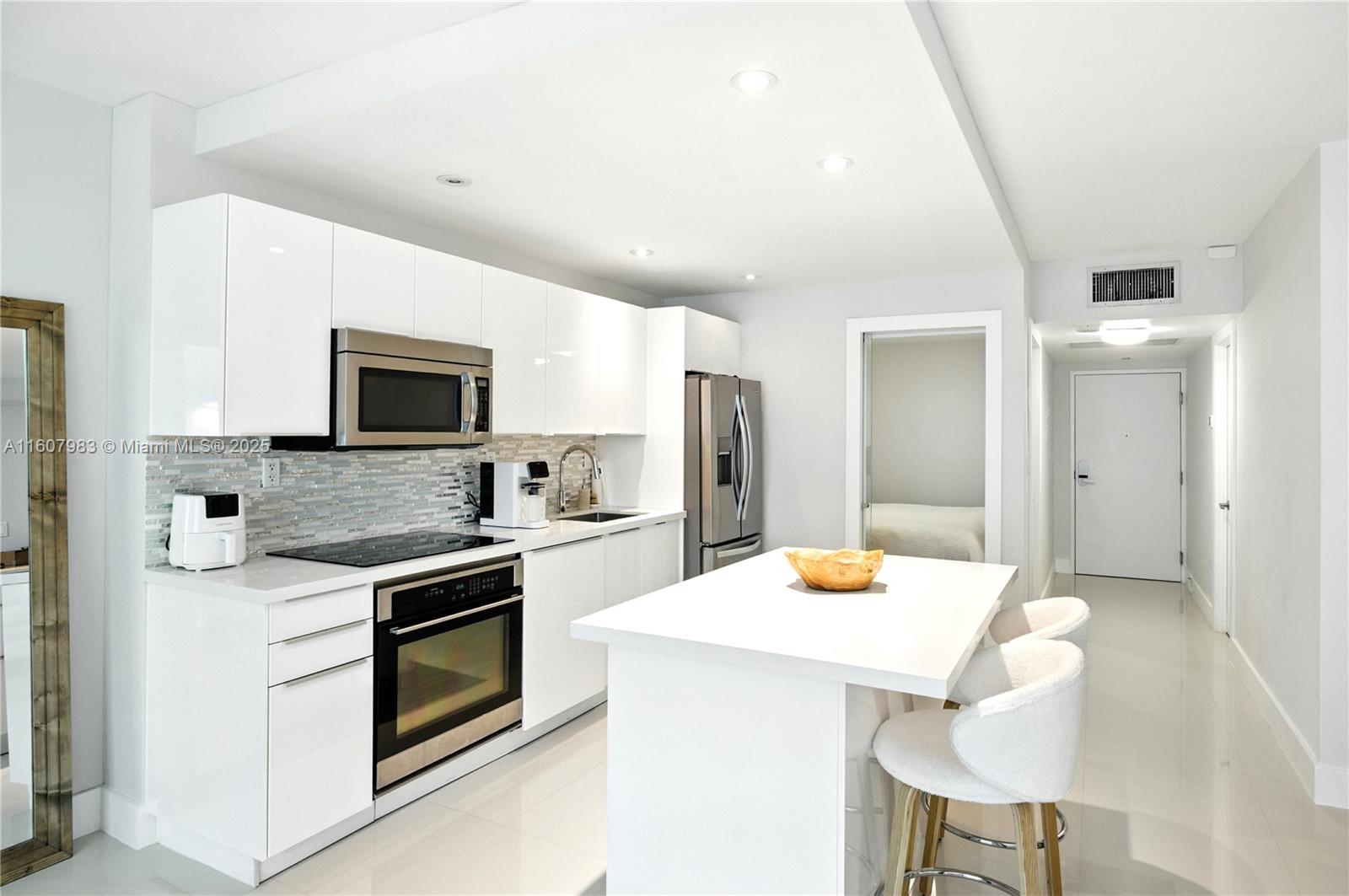 2301 Collins Ave 912