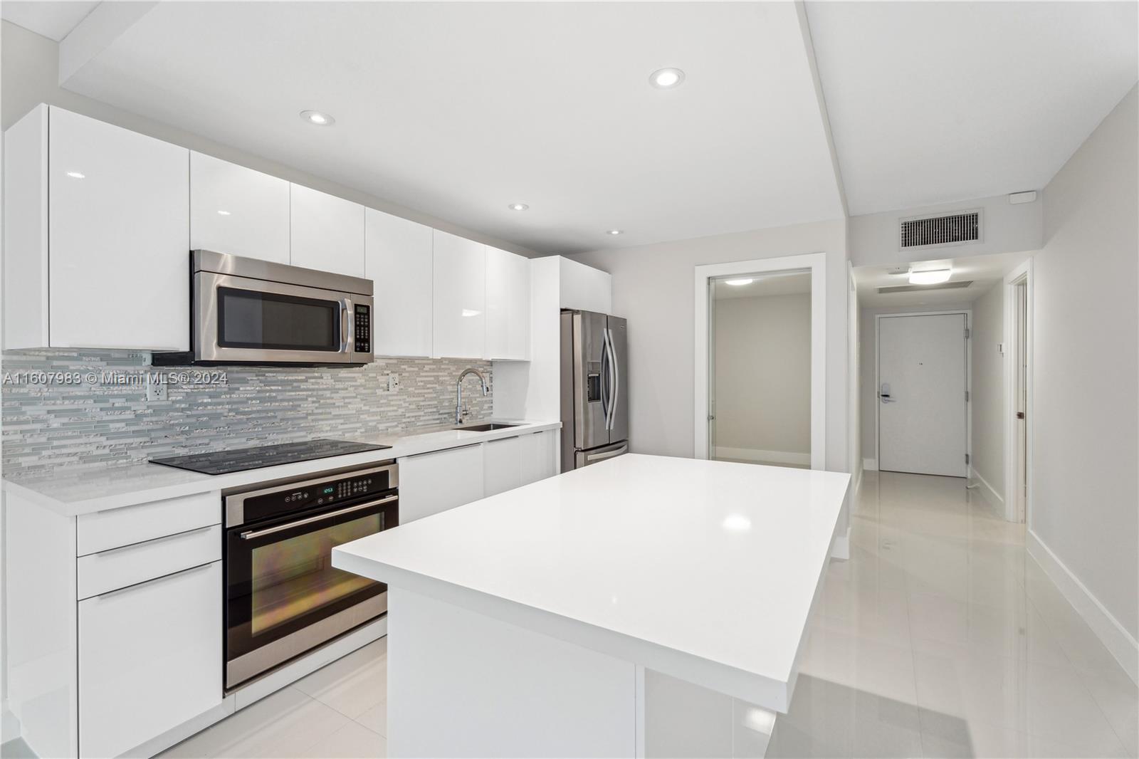 2301 Collins Ave 912