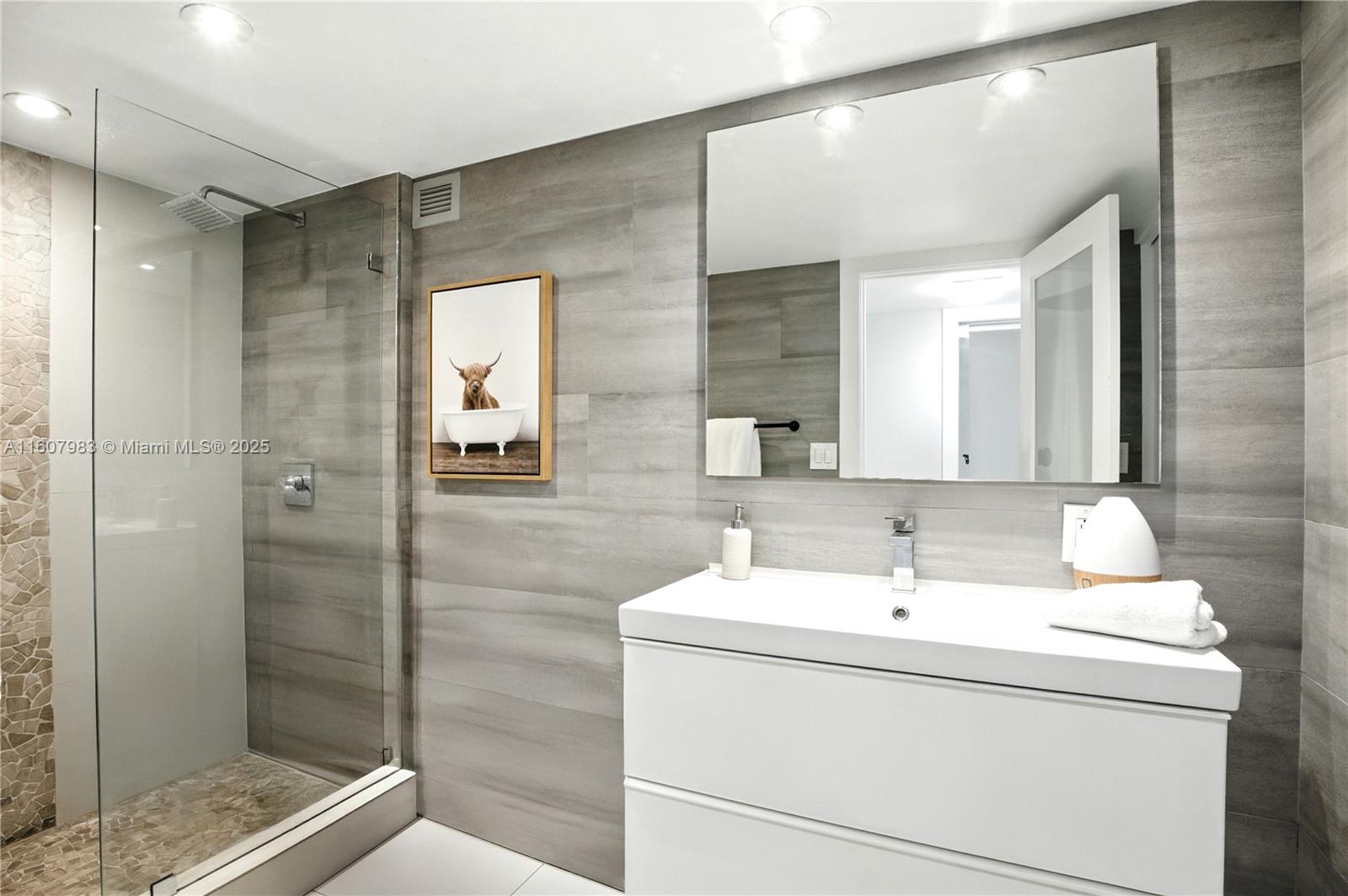 RONEY PALACE CONDO - Residential