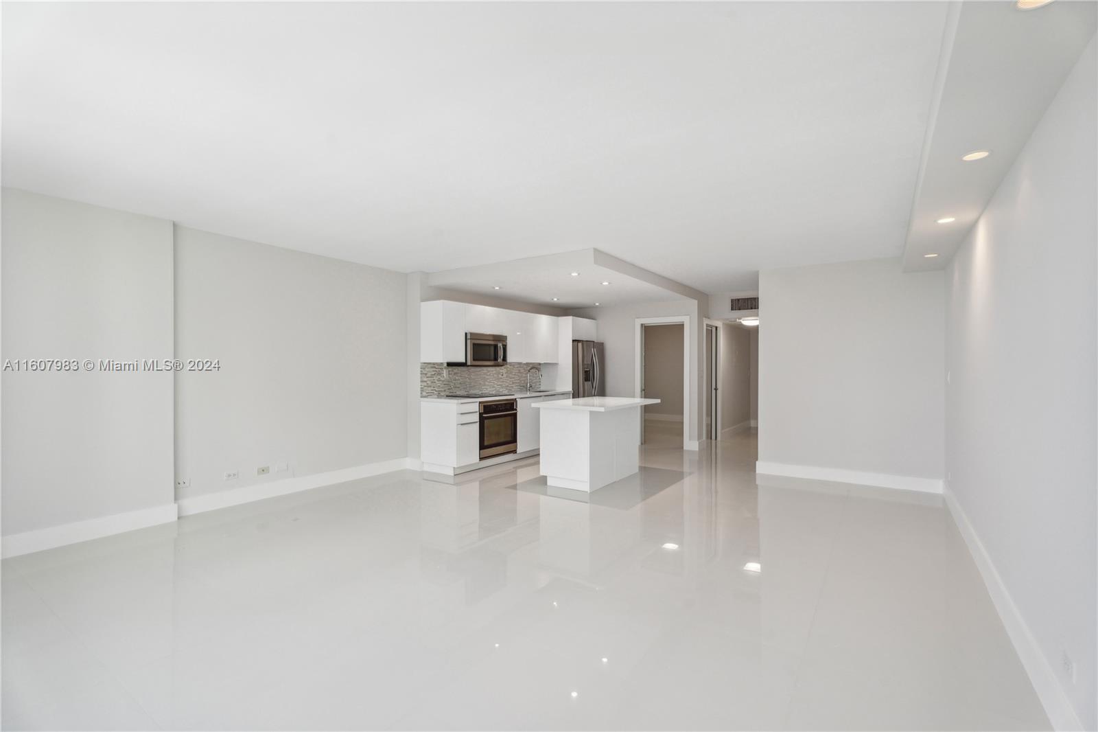 2301 Collins Ave 912