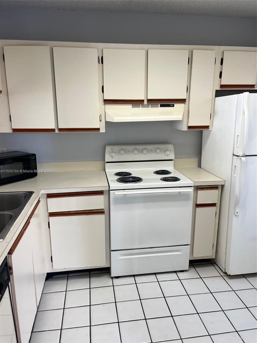 VILLAS AT LAKEVIEW CONDO - Residential Lease