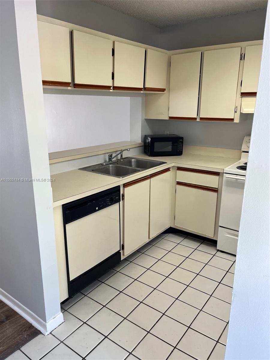 VILLAS AT LAKEVIEW CONDO - Residential Lease