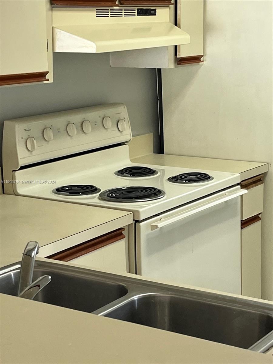 VILLAS AT LAKEVIEW CONDO - Residential Lease