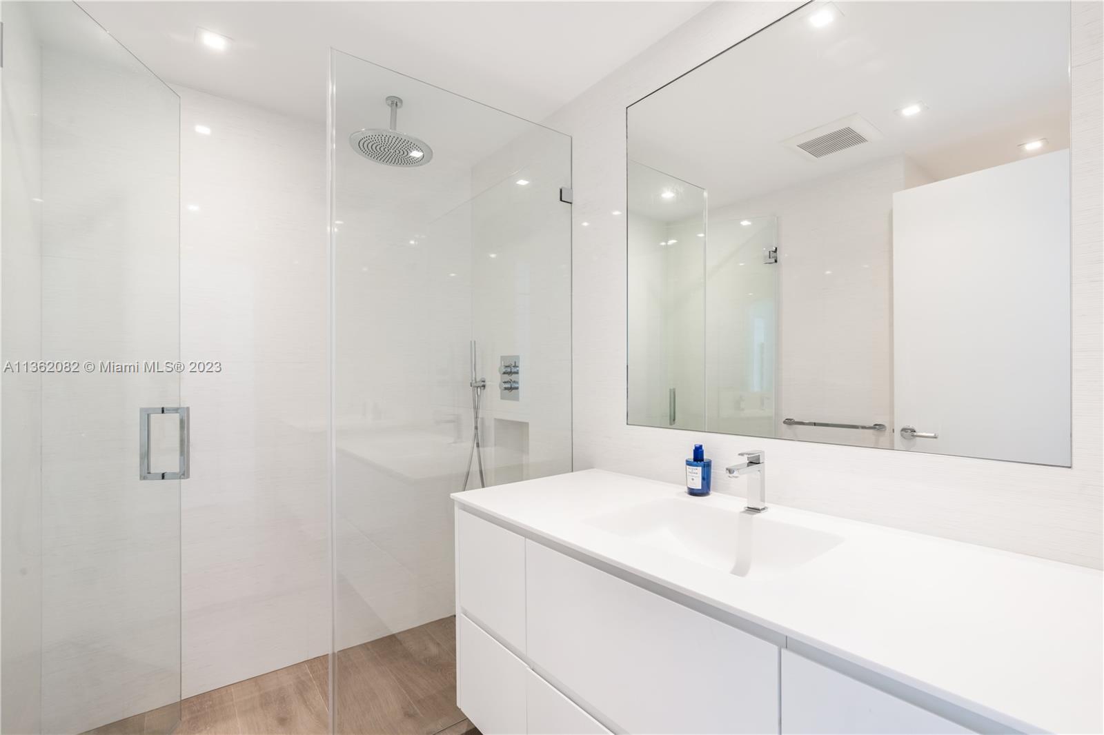 LA TOUR CONDO - Residential