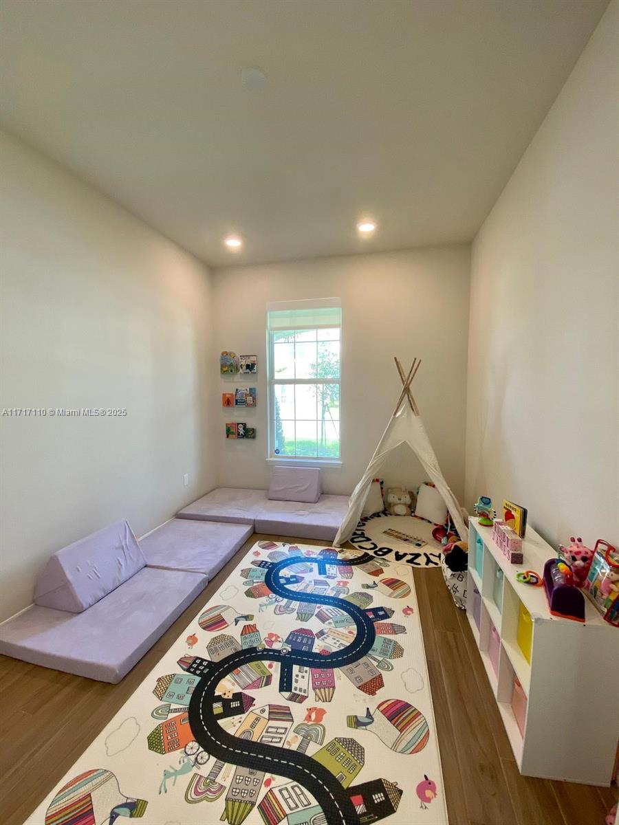 HILLCREST COUNTRY CLUB SO - Residential