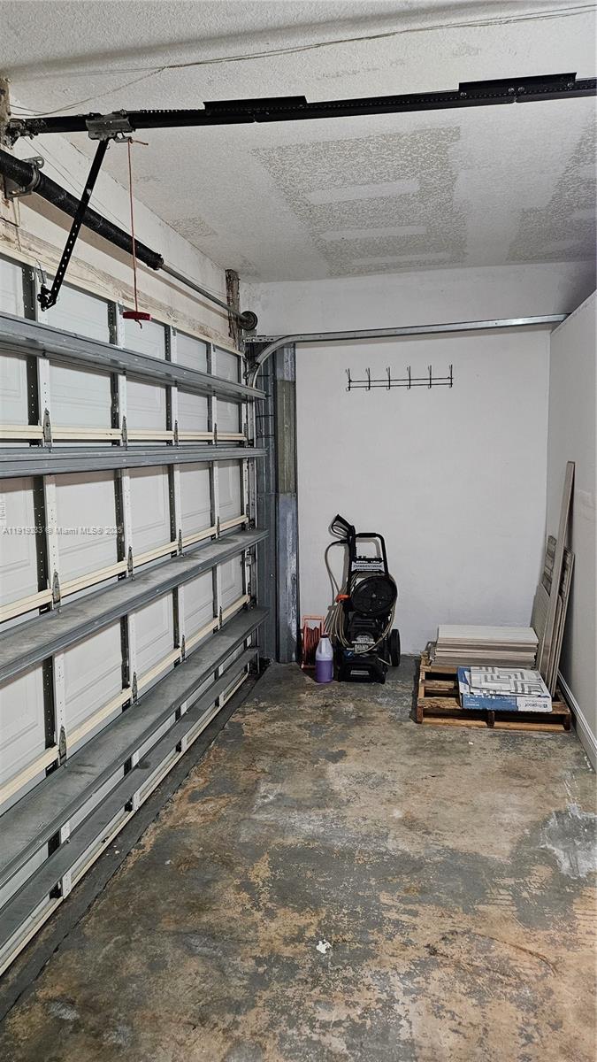 ARROWHEAD GOLF & TENNIS C - Residential Lease