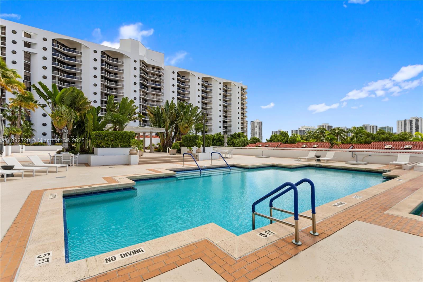 HARBOR TWS AT THE WATERWA - Residential