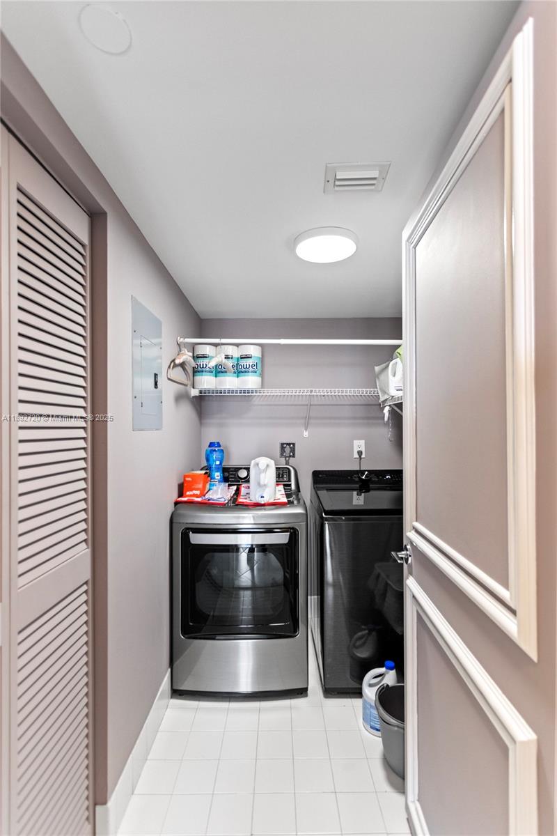 HARBOR TWS AT THE WATERWA - Residential