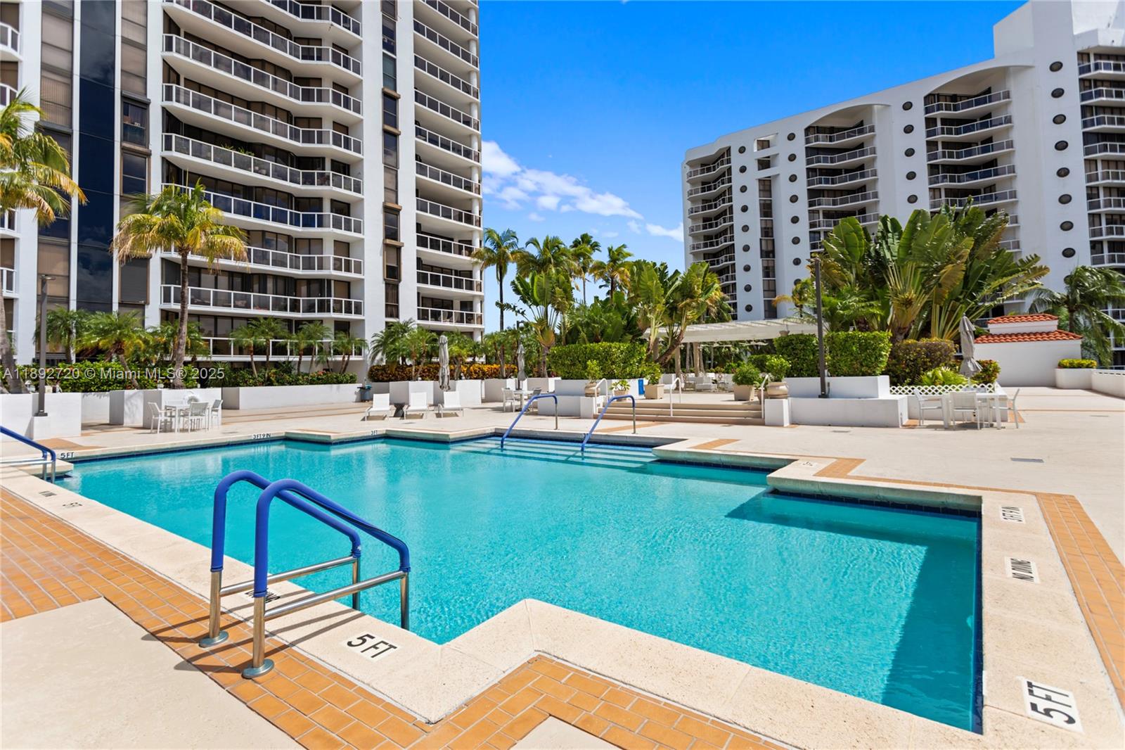 HARBOR TWS AT THE WATERWA - Residential