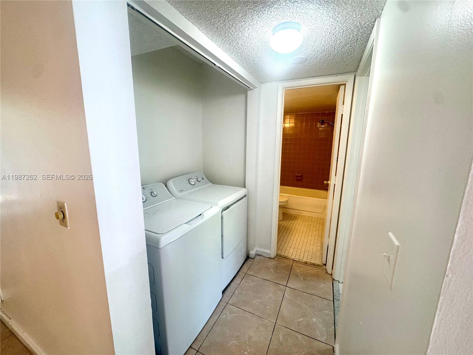 LAKESHORE AT UNIVERSITY P - Residential