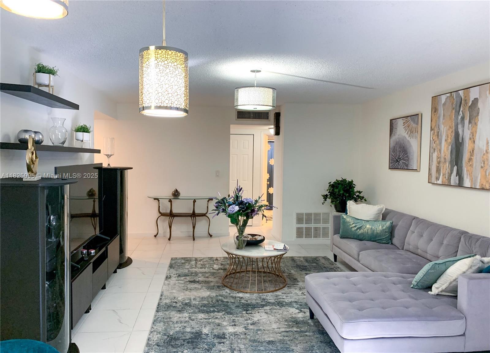 6555 W Broward Blvd 208, Plantation, FL, 33317/$190,000 2 6555 W Broward Blvd 208