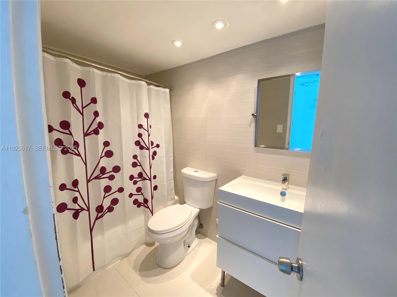 5445 Collins Ave 610