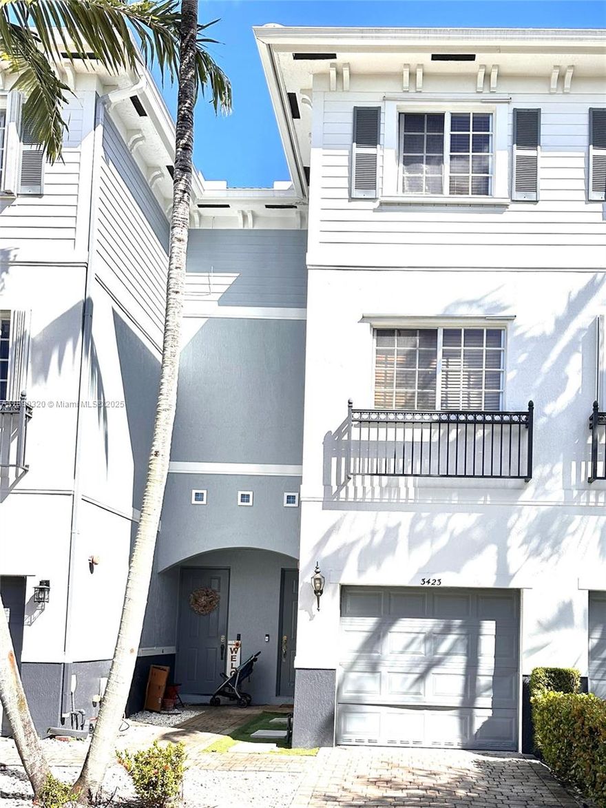 Beautiful updated 2 bedrooms seasonal rental, centrally located and minutes from downtown Fort Lauderdale, Sawgrass Mills malls, Fort Lauderdale beach, and much more. Available to rent for between October 2025  and January 2026.