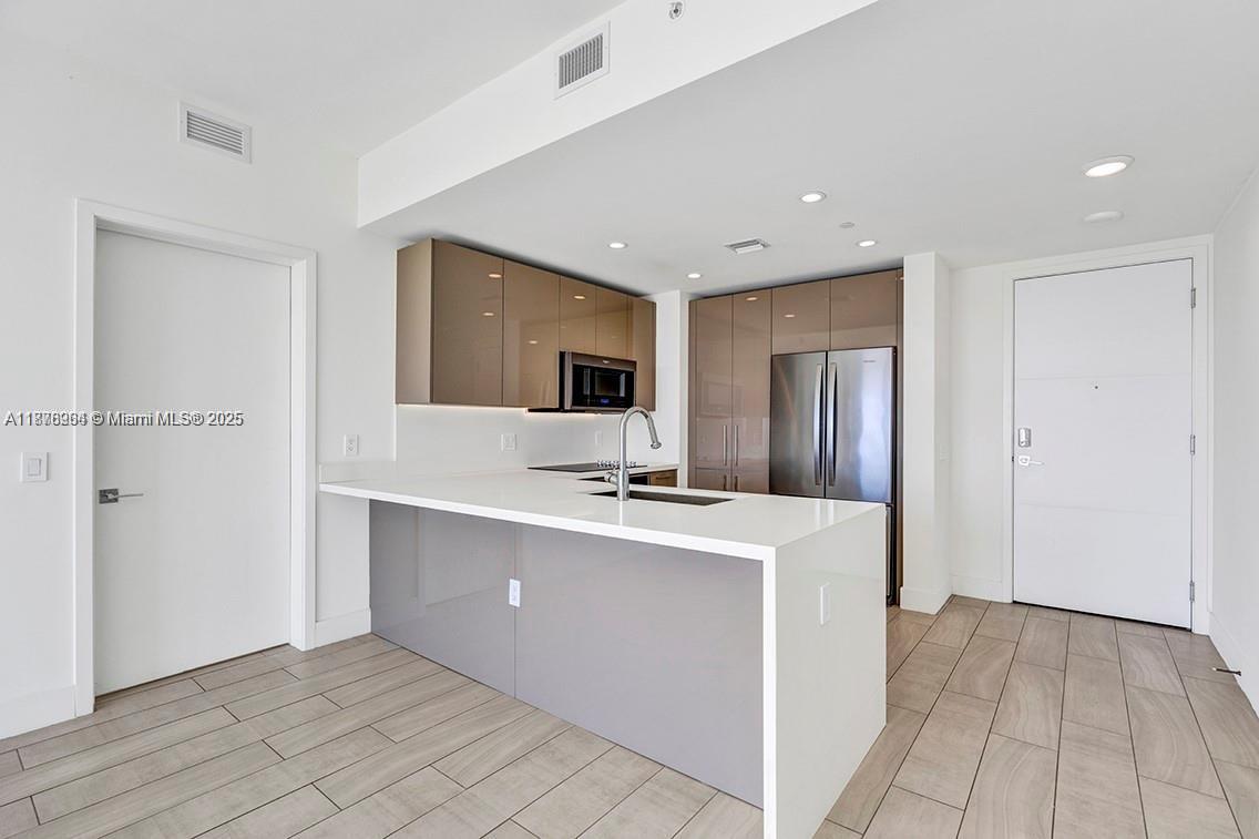 2000 Metropica Way 907