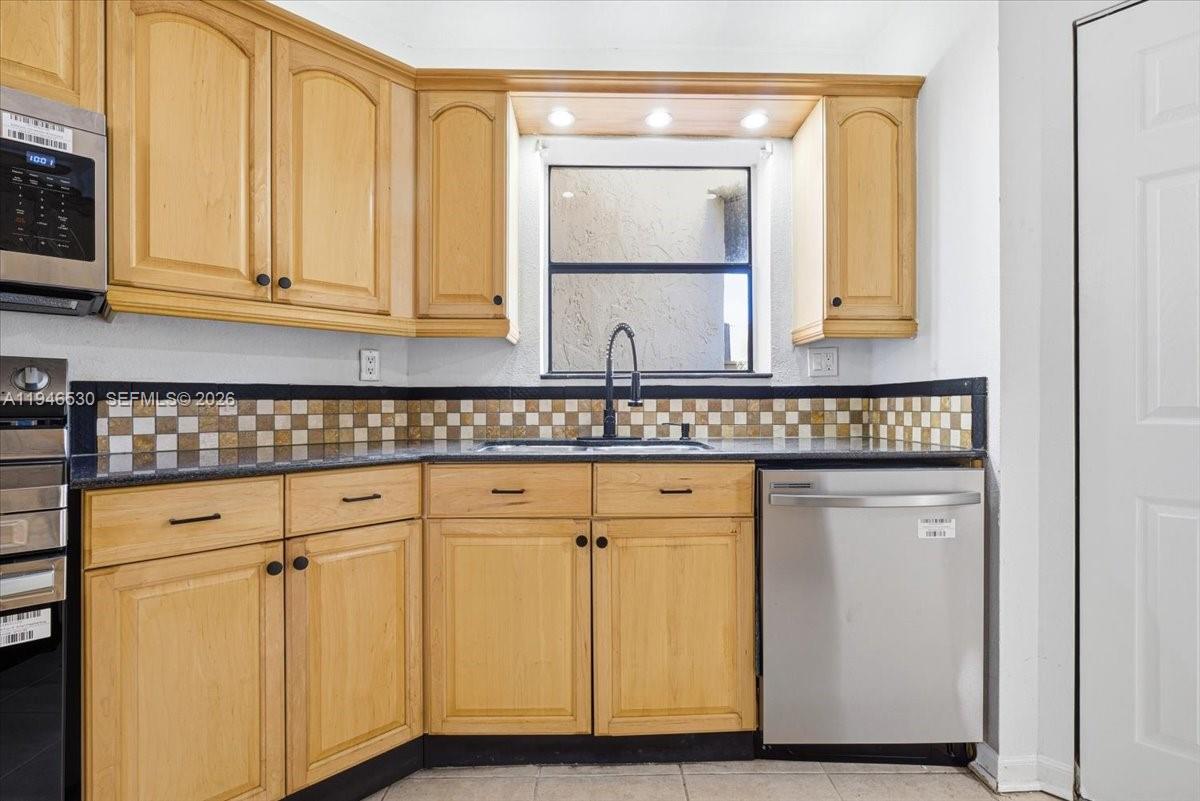 PLANTATION CLUB B CONDO - Residential