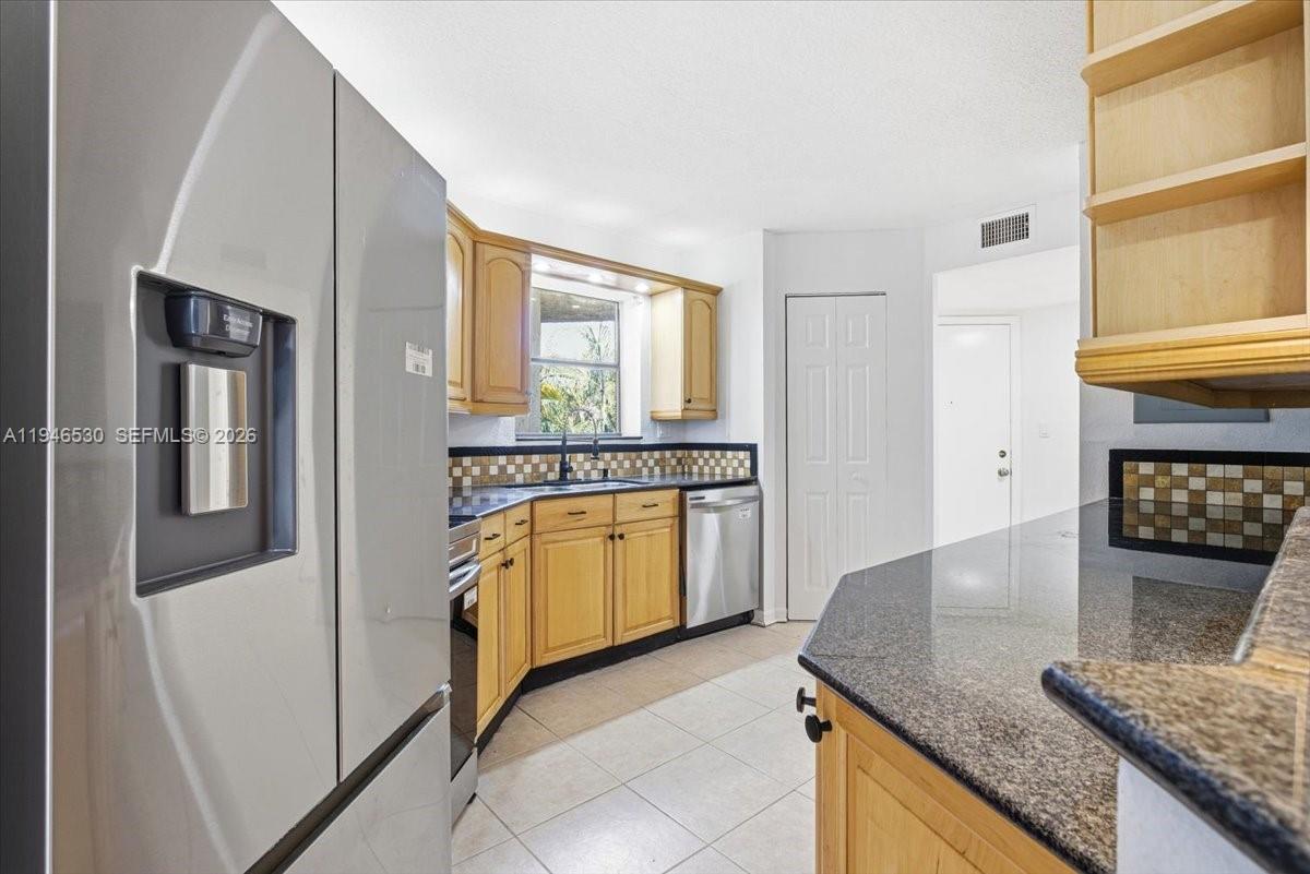 PLANTATION CLUB B CONDO - Residential