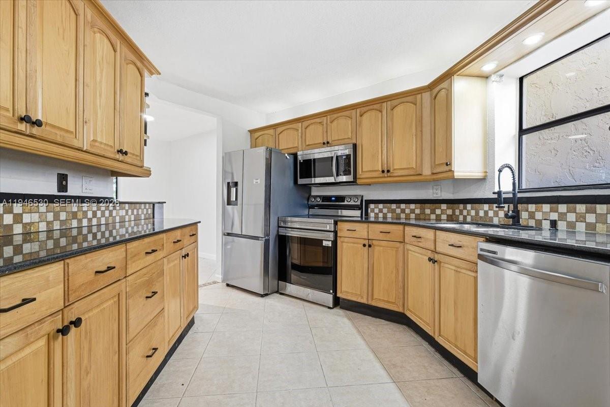 PLANTATION CLUB B CONDO - Residential