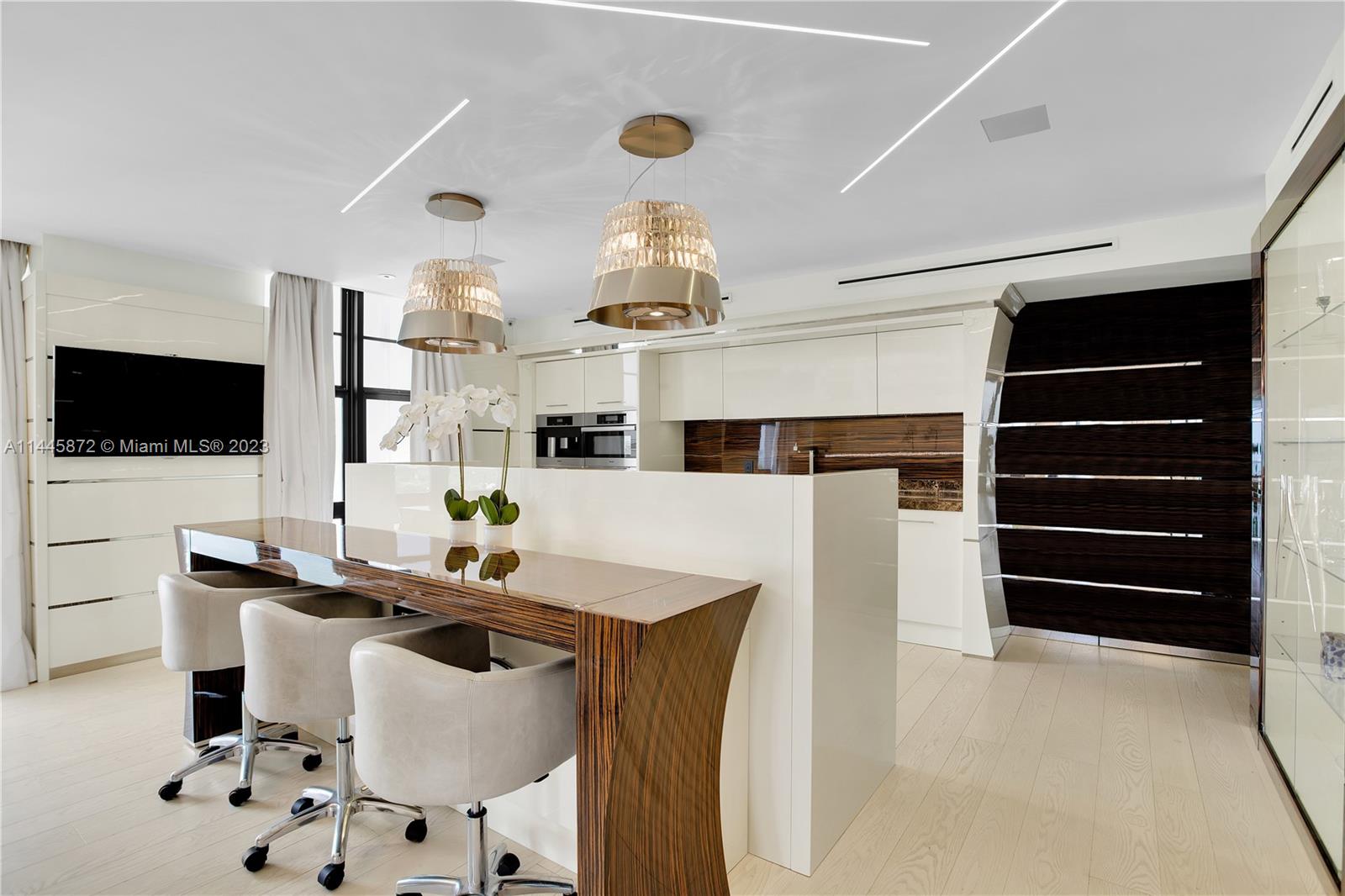 TOWERHOUSE CONDO - Residential