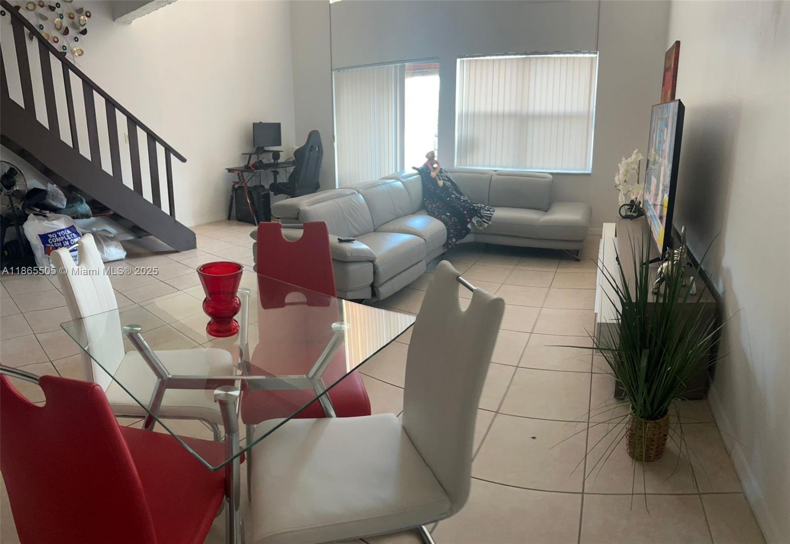 Very nice unit in an excellent neigbourhood. This a is a 1 bedroom and 1,5 baths unit located in the 2nd floor. This is a gated community with Gym, barbecue area, Tennis court, Security Patrol, Parking and a very nice pool. Unit is rented until 10/15/2025 and can be shown from 9am to 2pm from Monday to Friday.