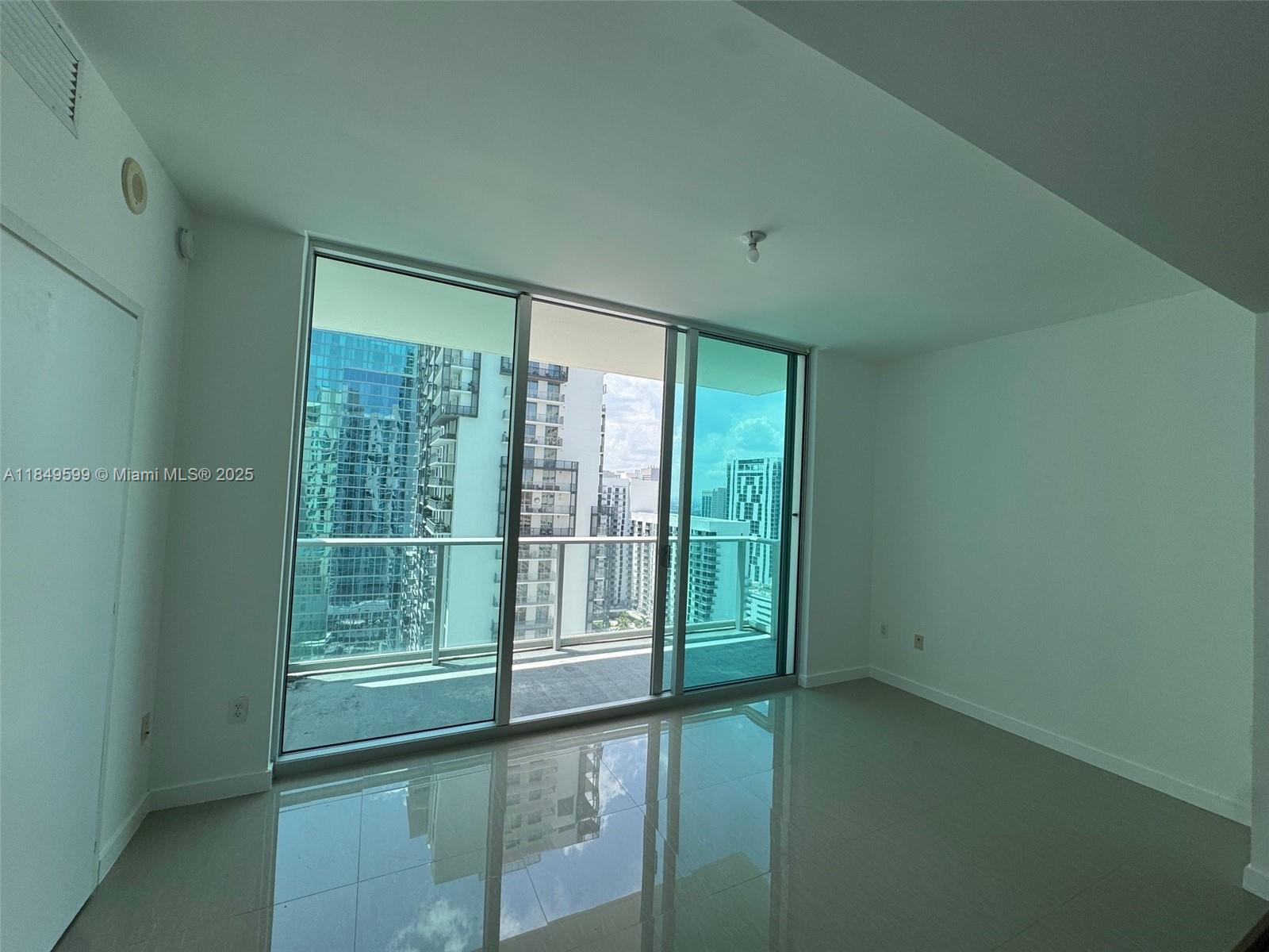 AMAZING 1 BED / 1 BATH @ MET1! MODERN CONDO IN DOWNTOWN MIAMI. SPACIOUS BALCONY WITH STUNNING CITY VIEWS FROM HIGH FLOOR. TILE FLOORS, STAINLESS STEEL APPLIANCES & GRANITE COUNTERTOPS. ASSIGNED COVERED PARKING SPACE. GREAT LOCATION IN DOWNTOWN MIAMI!! CLOSE TO WHOLE FOODS & RESTAURANTS, BRICKELL, BAYFRONT PARK. EASY ACCESS TO METROMOVER!! ENJOY MANY AMENITIES SUCH AS 24HR CONCIERGE & SECURITY, FITNESS CENTER, BUSINESS CENTER AND MORE!!