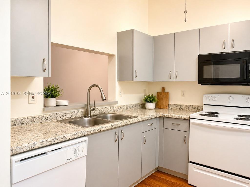 TERRACE HOMES AT BANYAN S - Residential