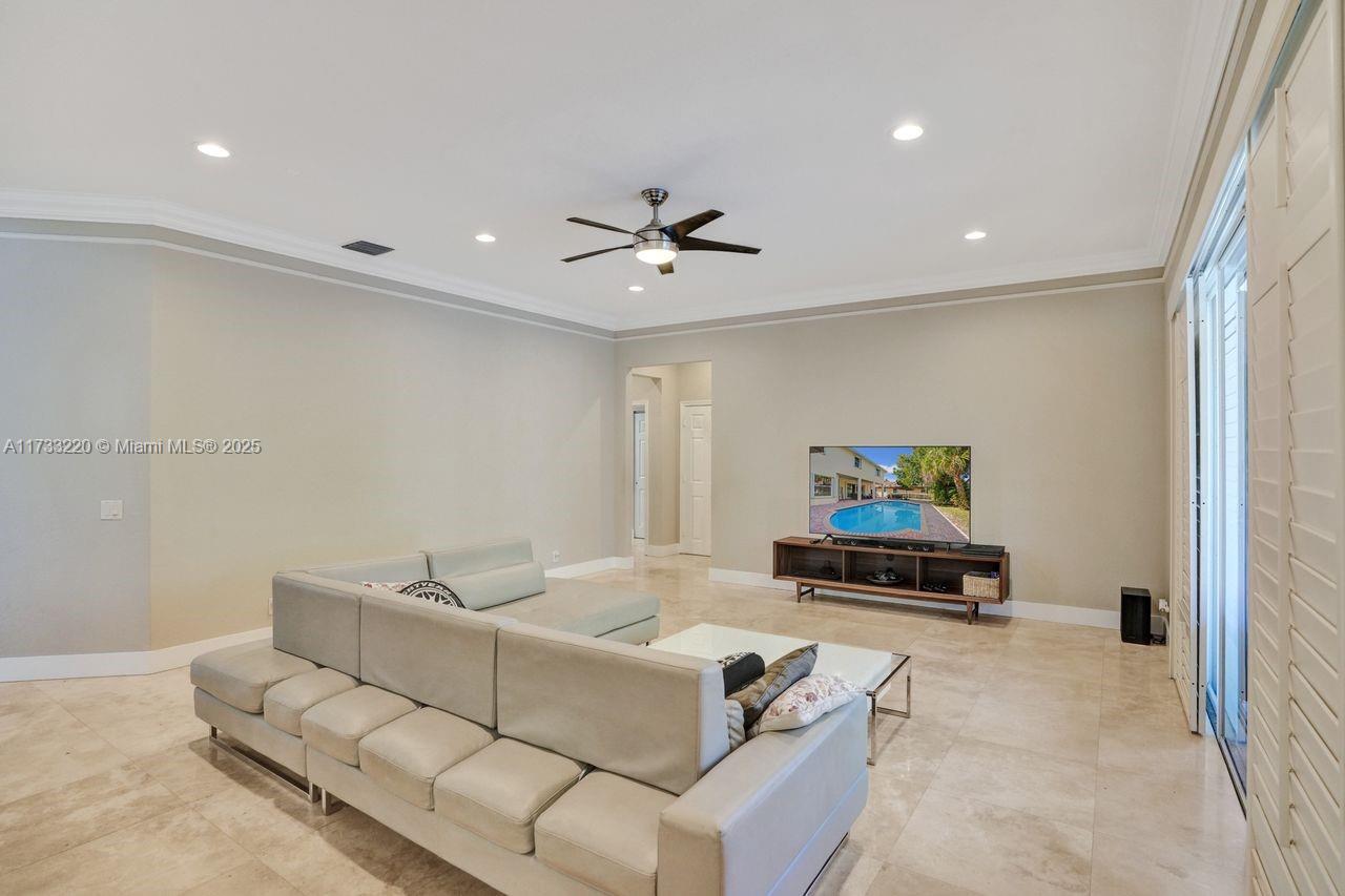 1633 Victoria Pointe Ln