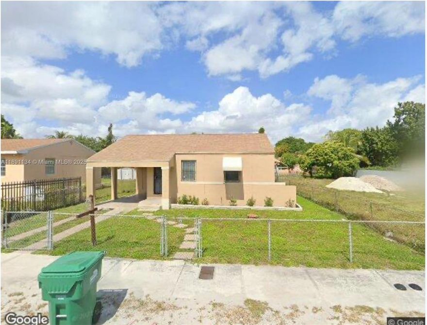 Don't miss this opportunity to own a home in an affordable price in an excellent area. Perfect for an investor, young families, or anyone looking to downsize. Minutes from school, shopping, parks and major highways.