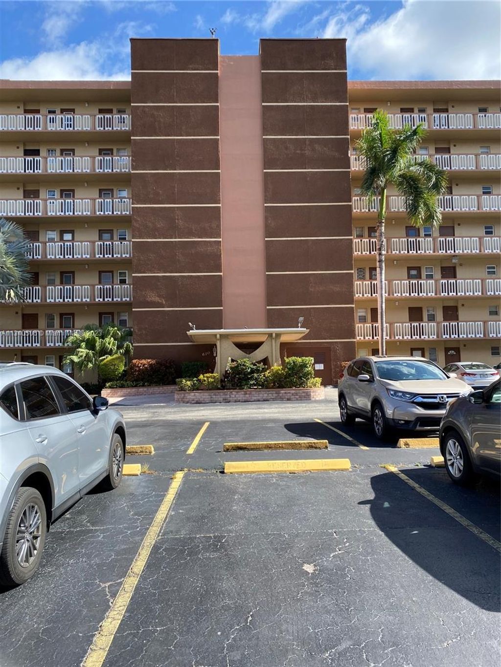 Photo of 610 NE 12th Ave #303, Hallandale Beach, FL 33009 (MLS # A11340506)