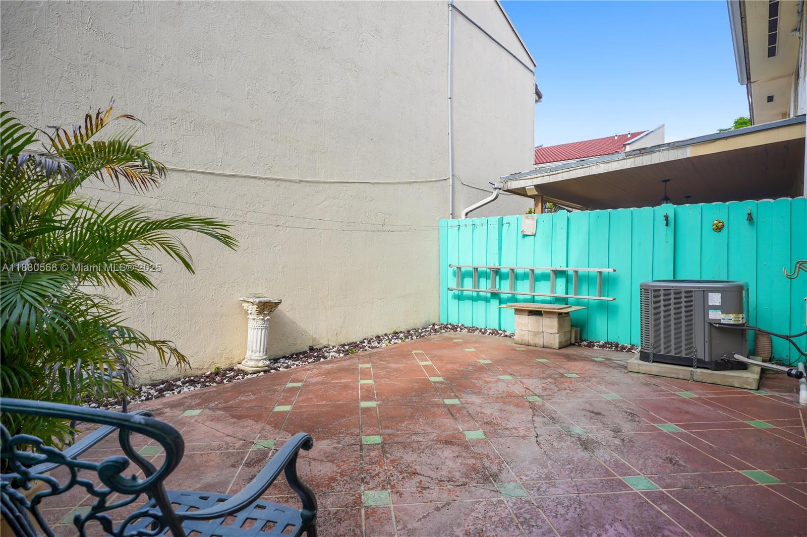 EL RELOJ VILLAS CONDO - Residential