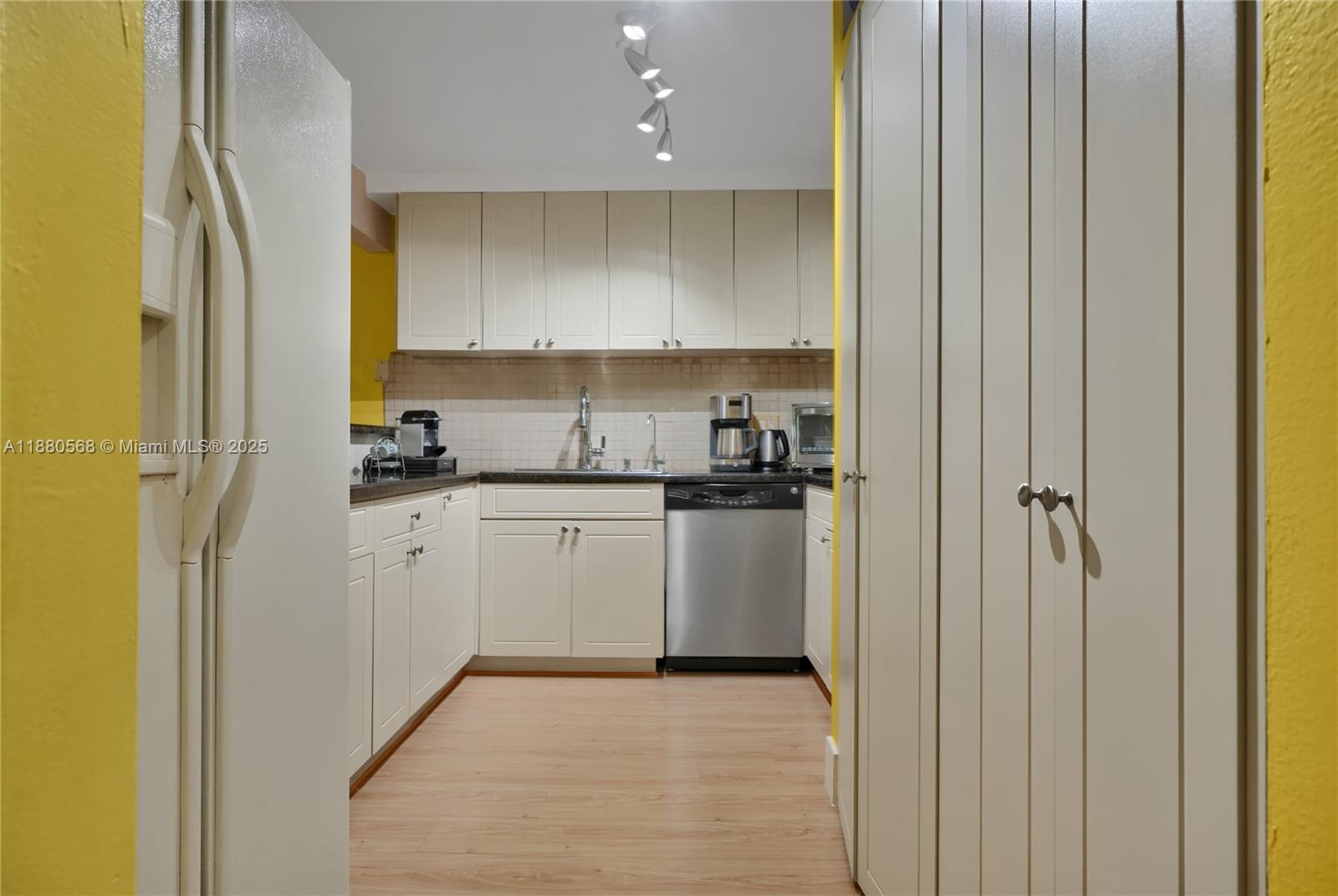 EL RELOJ VILLAS CONDO - Residential