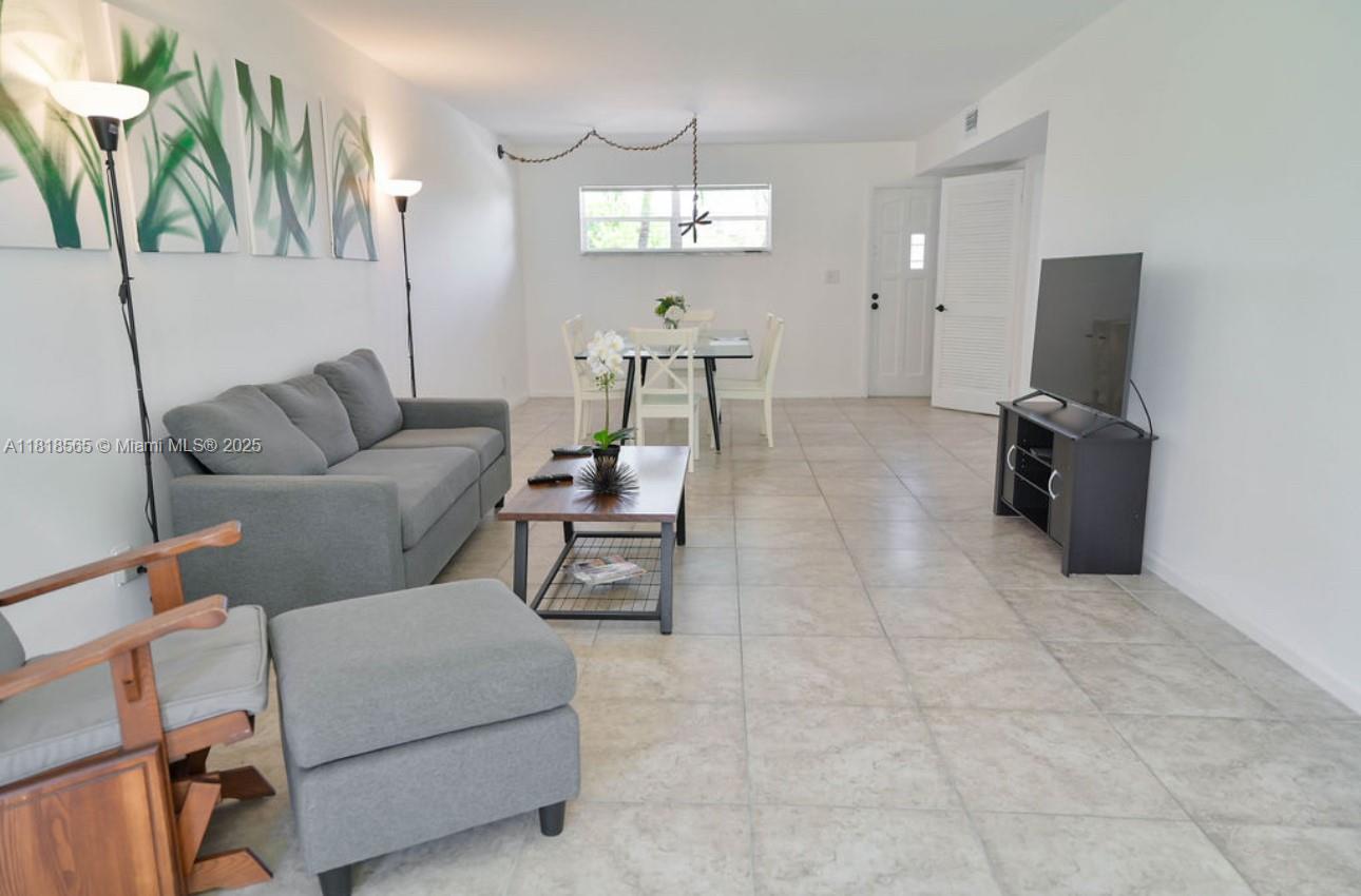 HOLLYBROOK GOLF AND - Residential Lease