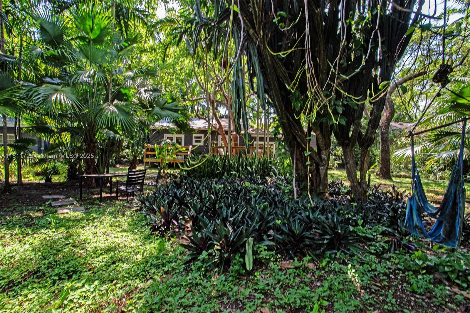 South Miami, Florida 33143, United States, 2 Bedrooms Bedrooms, ,1 BathroomBathrooms,Residential,Active,139851