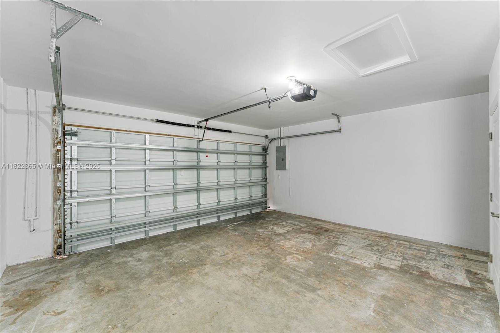 WEITZER HAMMOCKS HOMES SE - Residential Lease