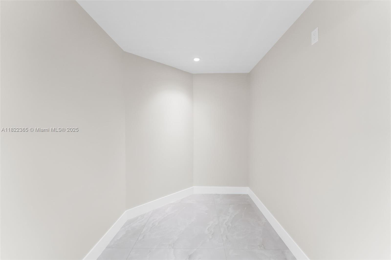 WEITZER HAMMOCKS HOMES SE - Residential Lease