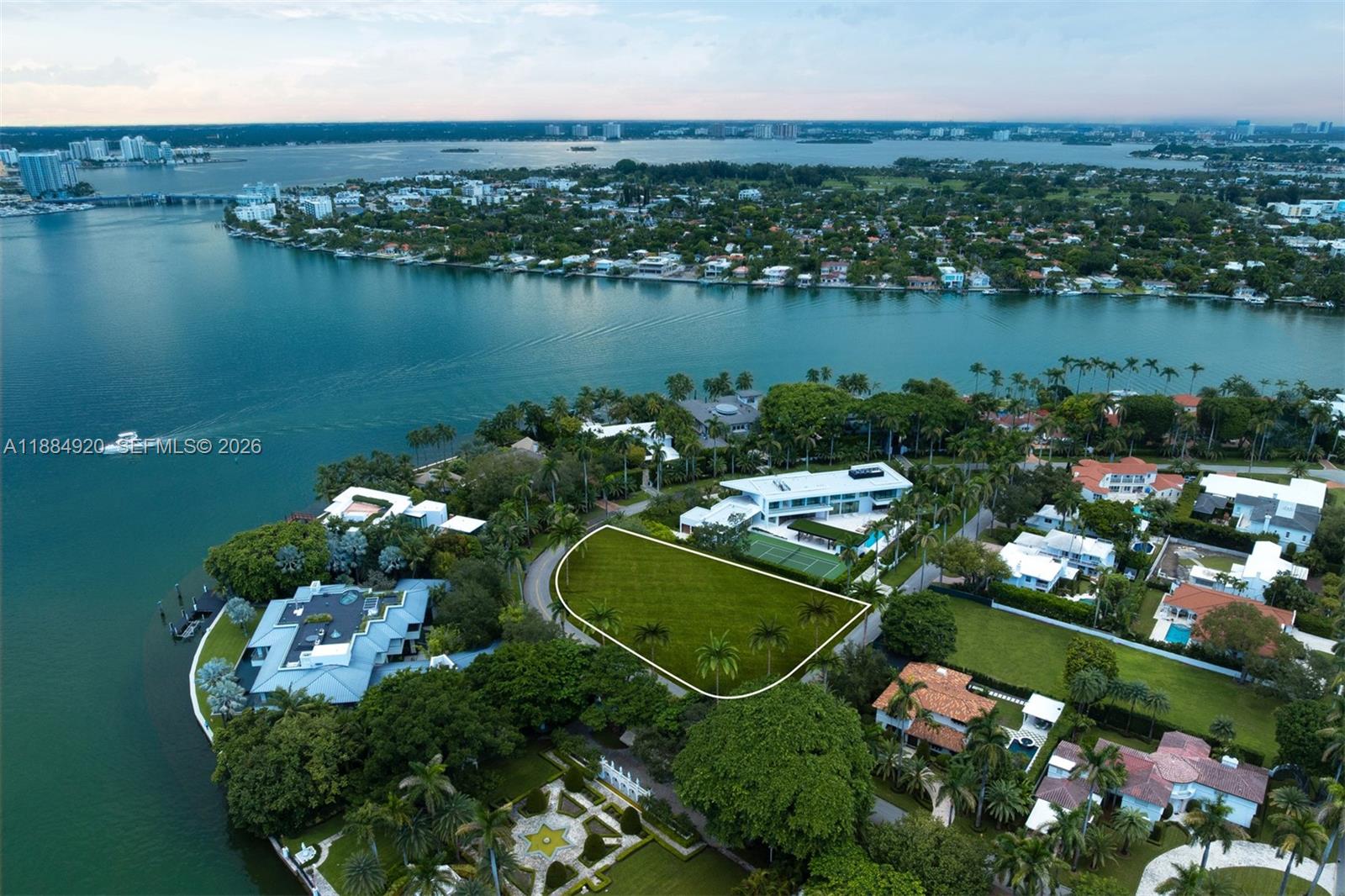 LA GORCE ISLAND - Land