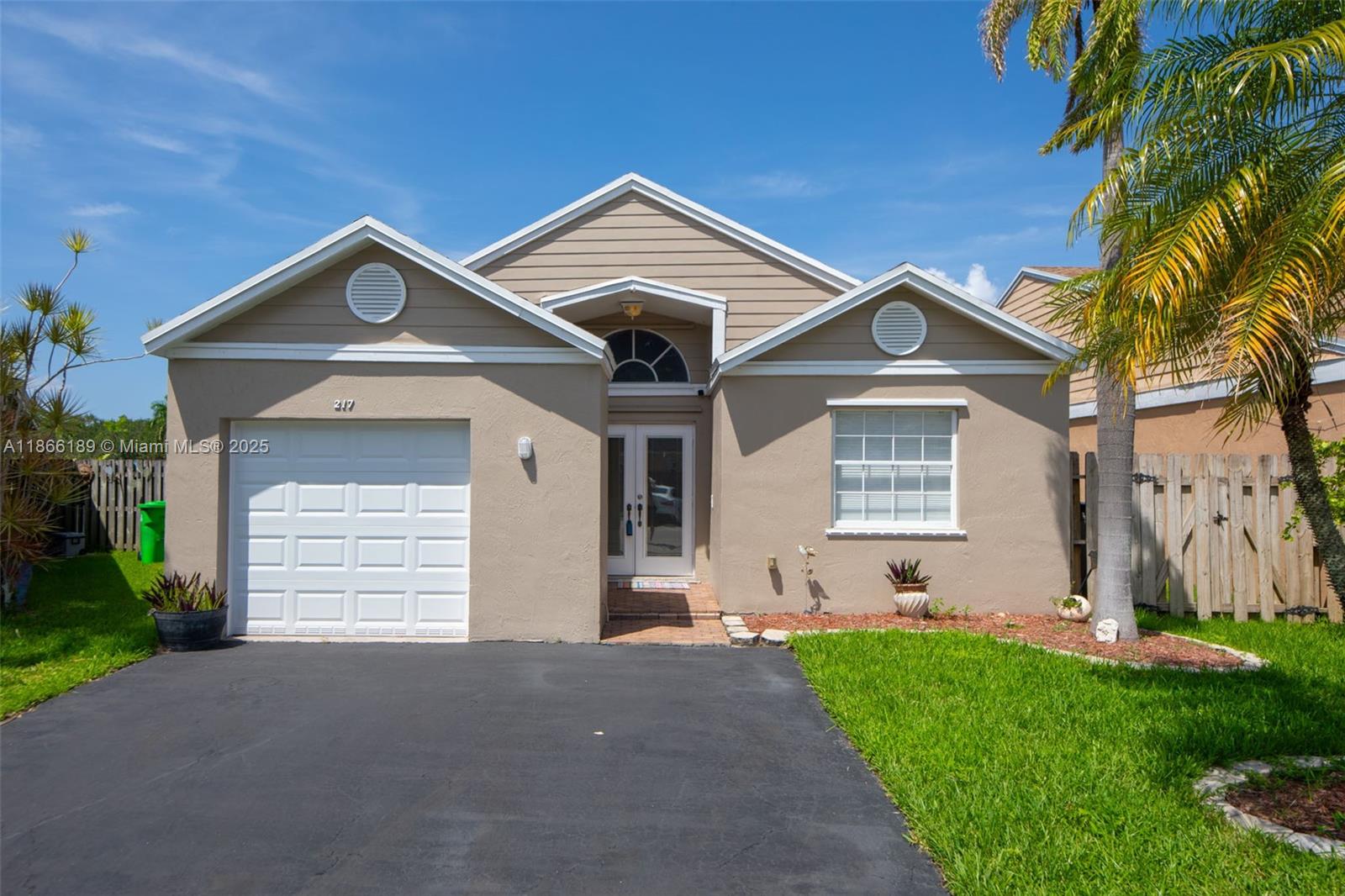 HAMPTON LAKES - Residential