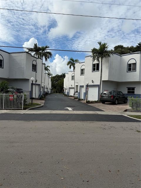 Photo of 2927 SW 18th Ter, Fort Lauderdale, FL 33315 (MLS # A11924103)