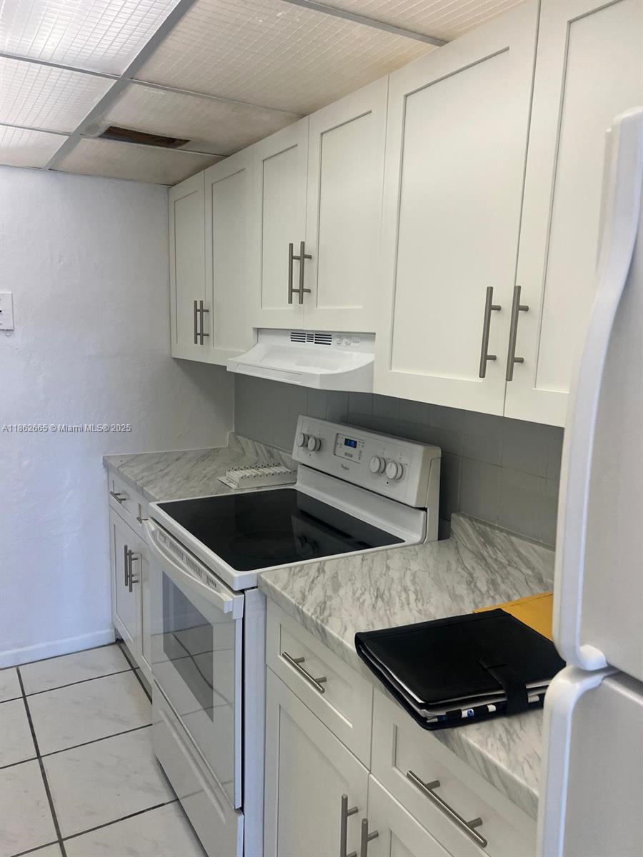 very nice 2/1 apartment, upgraded kitchen huge floor plan, one asigned parquing, laundry facilities , close to main transportation
dat miss it